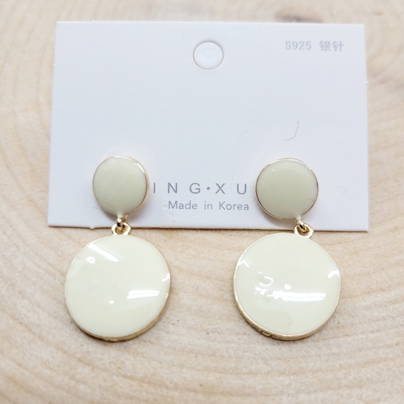 Brand New Gold Tone White Round Earrings - Picture 2 of 6